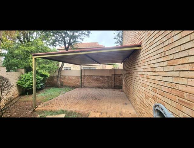 3 BEDROOM TOWNHOUSE FOR SALE IN HEUWELSIG ESTATE